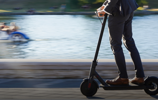 Mit dem e-Roller die letzte Meile meistern - so flexibel geht's mit dem belmoto Mobilitätsbudget.