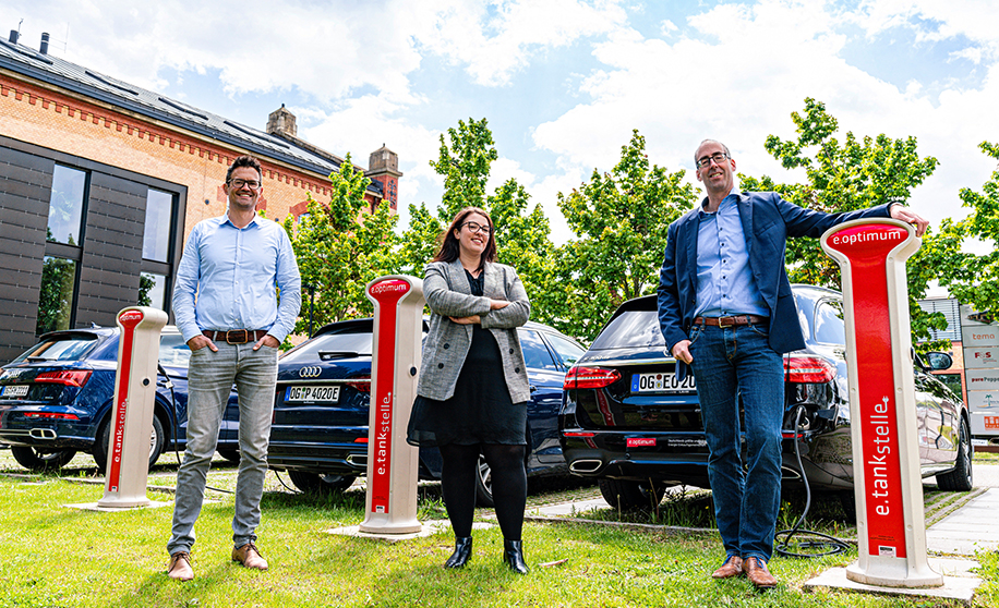 e.optimum ist vom Auto Abo begeistert: Vertriebsdirektor Stefan Müller, Vertriebskoordinatorin Joanna Boschert und Vorstand Boris Käser (v.l.n.r.)