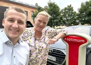 belmoto zu Besuch bei e.optimum: Timo Simon und Cathrin Schröter besuchen den langjährigen Auto Abo Kunden.